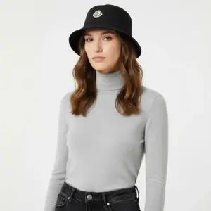 몽클레르 25FW 여성 로고 패치 버킷 햇 3B00034 57843 999 25F)