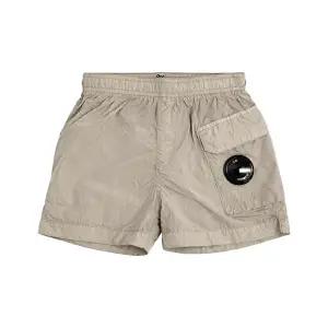 [CP COMPANY]키즈 렌즈 와펜 나일론 스윔팬츠 도브그레이 20CKBW025B 00L3C00 904