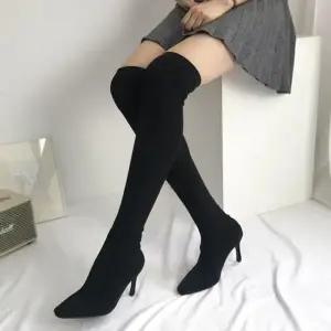 세련된 무드의 스웨이드 스틸레토 니하이 롱부츠