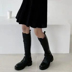 레이스업 디테일 청키솔 여성 롱 워커부츠