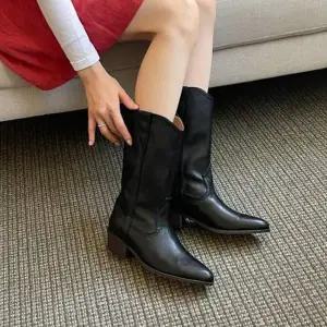 슬림핏 라인 포인트 베이직 레더 미들 여성 웨스턴 롱부츠