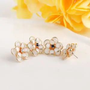 시후주얼리 크리스탈 골드앤틱 동백꽃 귀걸이 EC454E 골드귀걸이