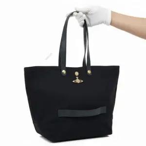 MUST IT_[비비안 웨스트우드]FW25 여성 유틸리티 스몰 토트백4205007NU W01CJ N401