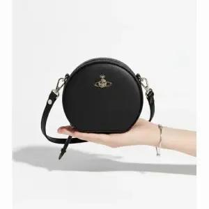 MUST IT_ SAFFIANO MINI ROUND CRSB 5202006LU S000B N401) 사피아노 미니 라운드 크로스백)