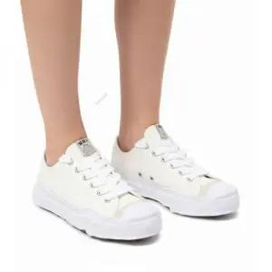 MUST IT_미하라 야스히로 25FW A05FW702 WHITE 행크 OG솔 캔버스 로우탑 스니커즈)