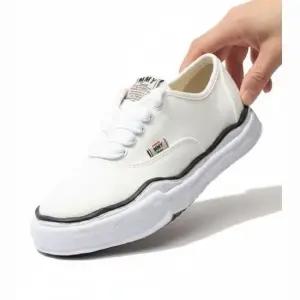 MUST IT_미하라 야스히로 26SS 베이커 OG 솔 캔버스 로우탑 스니커즈 A02FW704 WHITE)