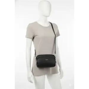 캘빈클라인 진 남성 레이스드 로고 카메라 크로스백 4D3159G-UB1 387207