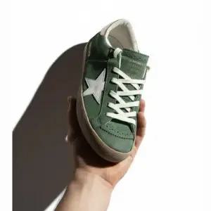 MUST IT_ 25FW 화이트 스타 그린 스웨이드 슈퍼스타 GWF00906 F007260 35927)