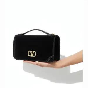 MUST IT_ 블랙 스웨이드 골드톤 로고 탑 핸들 체인 지갑 7W2P0AU1CPX BBK BB7W2P0AU1 CPX7W2P0AU1 BBK)