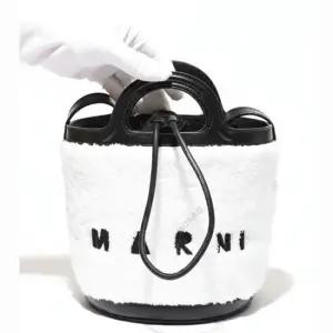 MUST IT_ MINI BUCKET SCMP0056Q7 P5441 ZO521) 미니 버킷 백)