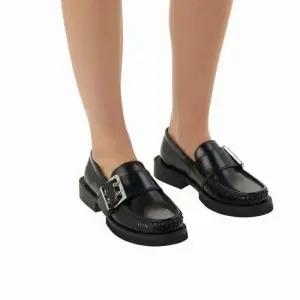 MUST IT_[가니]SS25 여성 페미닌 버클 로퍼S2534 099