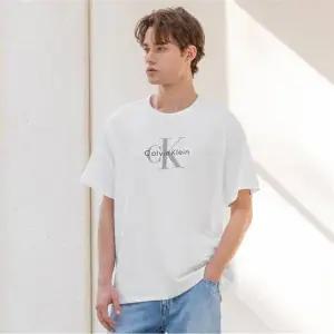 캘빈클라인 진 남성 레귤러핏 히어로 모노그램 로고 반팔 티셔츠 4RB862G 387773