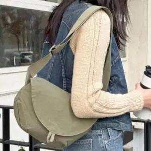 [패션] 여행용 반달 크로스백 여성 남성 미니 해외 여행 가방