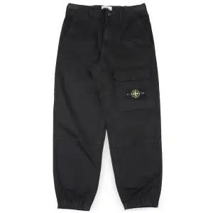 [스톤아일랜드]스톤 남성 와펜 스트레치 코튼 트윌 카고 팬츠(블랙) L1S15 3100010 S0004 V0129