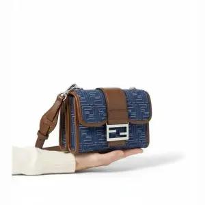 MUST IT_ Bagette Double Jacquard FF Denim 7VA649 AUGO F1SCG) 더블 바게트 백)