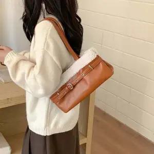 여자 겨울 외출 귀여운 퍼 포인트 출퇴근 가방 스퀘어 숄더백