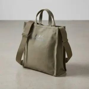 MUST IT_[APC]FW25 남성 로고 프린팅 토트백CODBM H61318 JAA