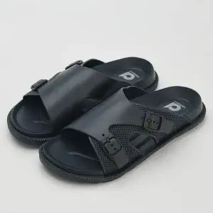 2버클 남자 남학생 일상 실내 사무실 학교 교실 남성슬리퍼