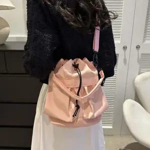 여성 복조리 스타일 메인 포켓 포인트 크로스백