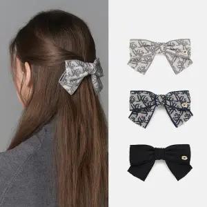 [롯데백화점]화이트샌즈 [여성]변형로고 자카드 리본핀 달린 (3 colors)