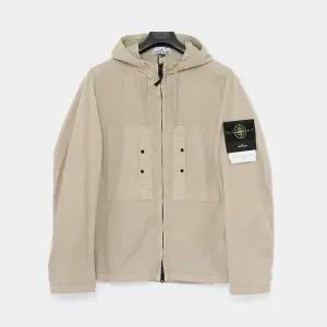 스톤아일랜드 와펜로고 수피마 코튼 트윌 스트레치 후드 남성 자켓 K1S154100091 S0010 V009A