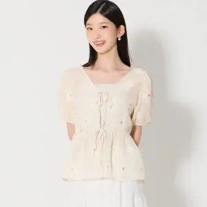 [오조크][패플단독][오조크(OZOC)] 라운드넥 플라워 뒷포인트 반팔 블라우스 (택가격 78000원)