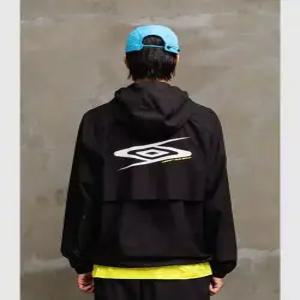 [국내정품] 엄브로 바람막이 깔끔한디자인 출퇴근코디 일상코디 운동코디 피트니스웨어 트렌디룩 내구성원