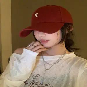 야구 모자 캡모자 군모 스포츠 캡 여성 여자 여름 스타일 레드 컬러 미니 소형멀 메탈 숫자 큰 얼굴을 작아