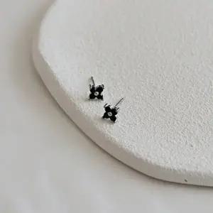 [수호쥬얼리]JJ46 써지컬 스틸 블랙 플라워 미니 귀걸이