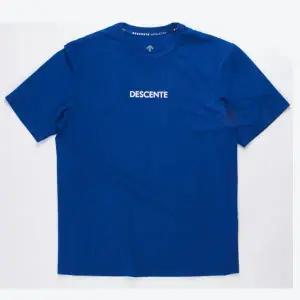 데상트 컴포트핏 심플 레터링 반팔티 SP223TTS42 BLU
