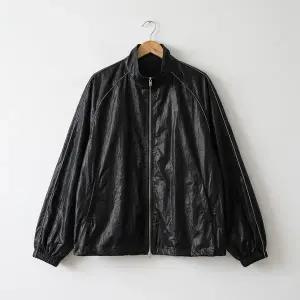 [마뗑킴] 남성 마틴 킴 로고 코팅 점퍼 MK2600JP502VBB