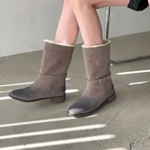 [옷자락]여성 스웨이드 털내장 버클 장식 중간 길이 부츠