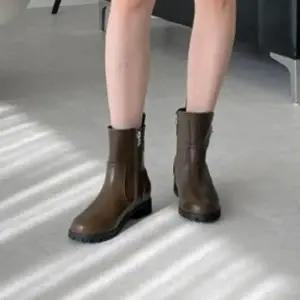 [옷자락]여성 가을겨울 일상복 버클 디테일 플랫 앵클부츠