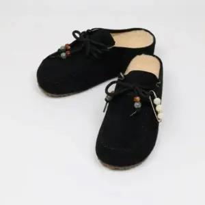 [옷자락]여성 부드러운 털안감 스웨이드 리본장식 일상용 뮬 블로퍼