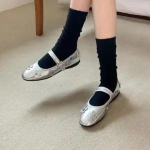 [옷자락]여성 시크 독특 스터드 메리제인 플랫슈즈