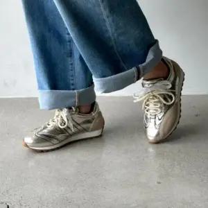 [옷자락]여성 데일리 메탈릭 컬러 배색 편안한 로우탑 캐주얼 운동화