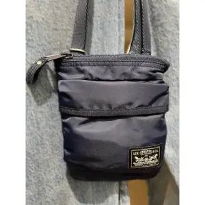 백화점 리바이스 남녀공용 미션 베이 크로스바디 파우치 다크블루 백 005CU0000