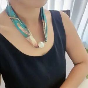 스타일과 편리함을 한번에 자석 스카프 예쁜스카프 진주목걸이 악세사리 목걸이형 포인트 스카프 자석