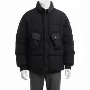 CP컴퍼니 플랫 나일론 숏 다운 재킷 블랙 숏패딩 17CMOW204A 999
