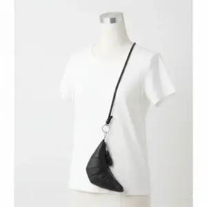 르메르 26SS CROISSANT COIN PURSE NECKLACE SL0054 LL0018 490 크로스바디 크루아상 동전지갑 370991