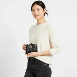 153121 001 키라 쉐브론 바이폴드 지퍼 반지갑