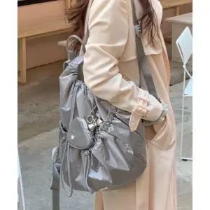 르꼬끄 LECOQ 여성 글로시 스트링 백팩 (16L) - 실버 QR222WBP41 QR222WBP41_SIL0 458832