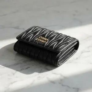 MUST IT_ 26SS 스몰 마테라쎄 나파 가죽 지갑 5MH033 AFPP F0002)