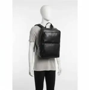 캘빈클라인 진 남성 하드웨어 엠블럼 슬림 포켓 백팩 4D3289G-UB1 387550