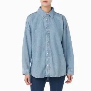 캘빈클라인 진 여성 린넨 릴렉스핏 라이트블루 데님 셔츠47C709G-X1O 385993