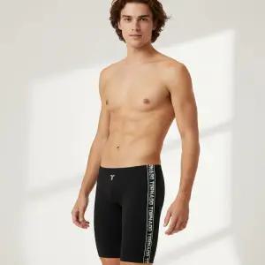 토네이도 블랙 화이트 라인 남자 5부 수영복 트렌디한 시크한 무드 실내 수영장