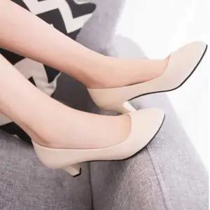 ONM 여자 결혼식 패션 하객 룩 누드톤 구두 펌프스 코디