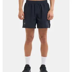 [언더아머](의정부점)1382617 - 001 블랙 남성 UA 론치 5인치 쇼츠 기능성 우븐 반바지 (속바지O)