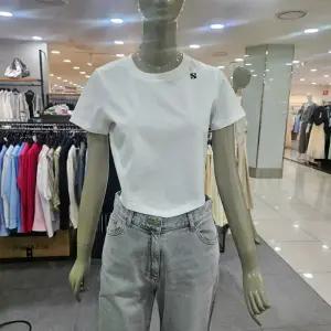 시슬리/애플아울렛/자수 레터링 크롭 티셔츠 SATSD1531