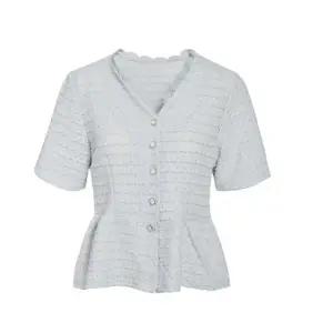 [JJ지고트](대구신세계)플레어라인 펀칭레이스 V넥 블라우스 GR5N0BL601